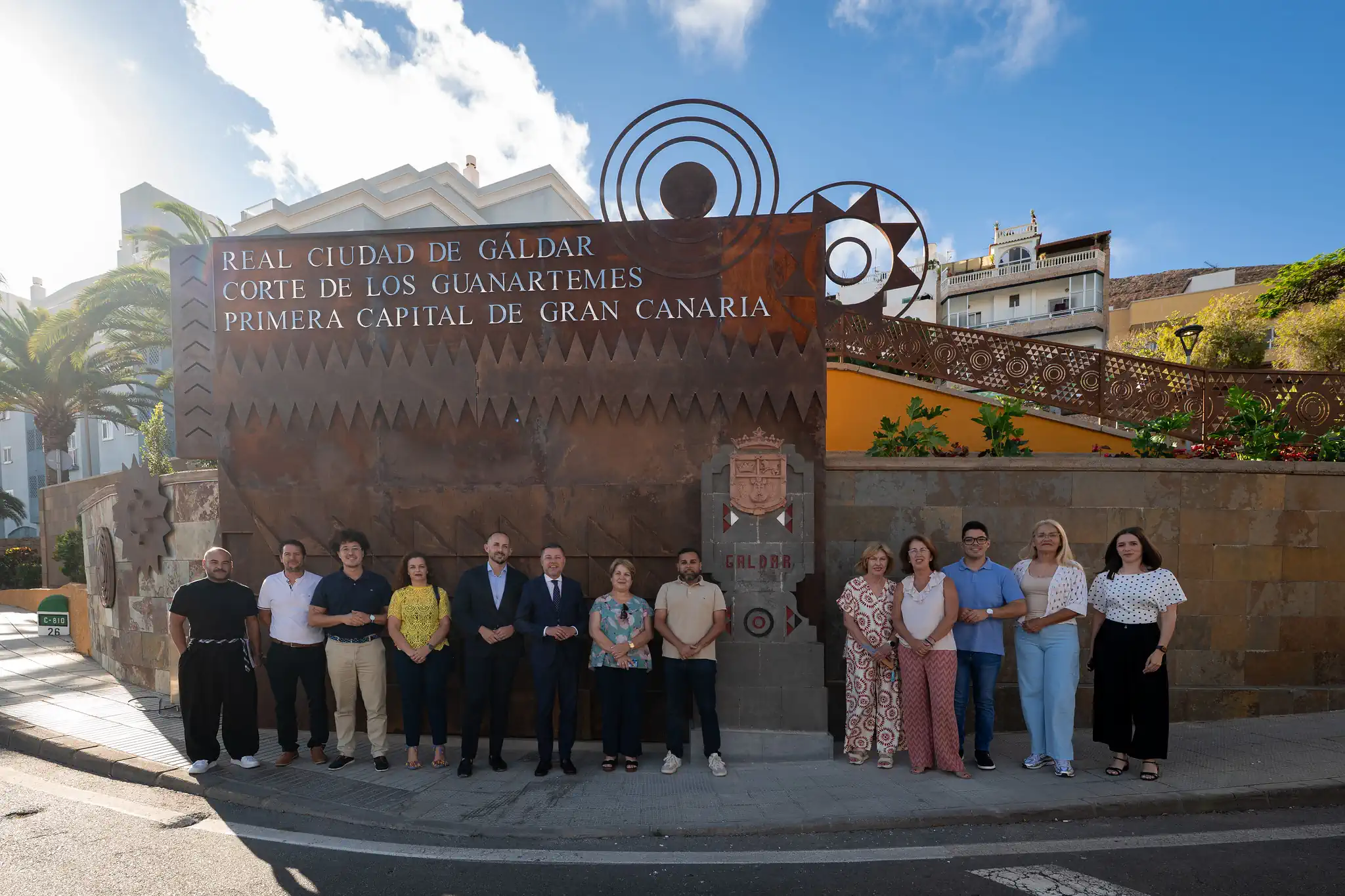 Foto De Familia De La Corporación Municipal En El Monolito De Entrada A Gáldar