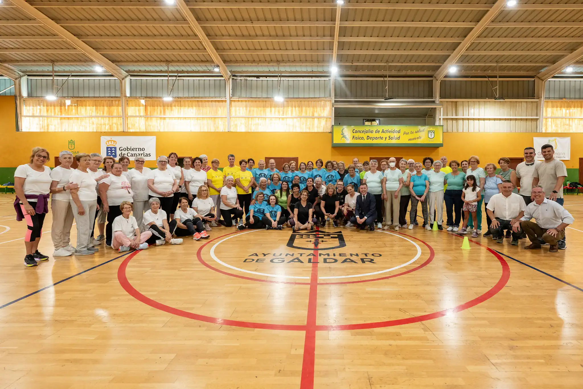 Foto De Familia Del Programa Actívate En El Polideportivo Juan Vega Mateos 1