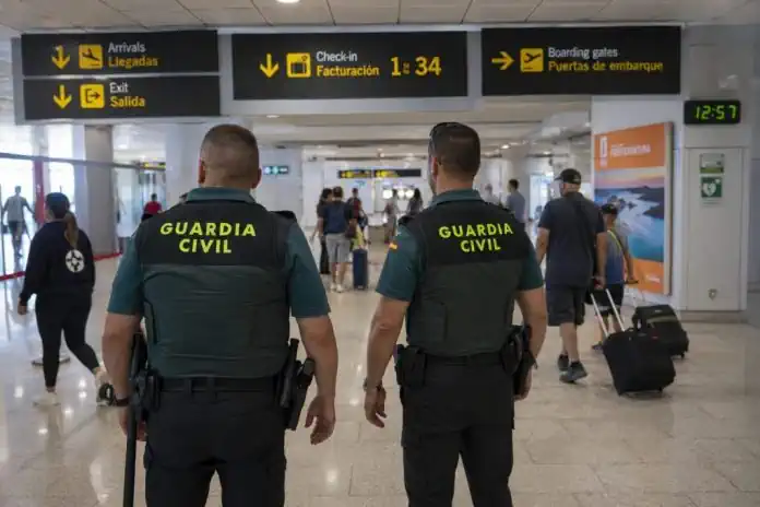La Guardia Civil detiene a un pasajero por un delito de tráfico de drogas y una requisitoria judicial pendiente en el Aeropuerto de Fuerteventura