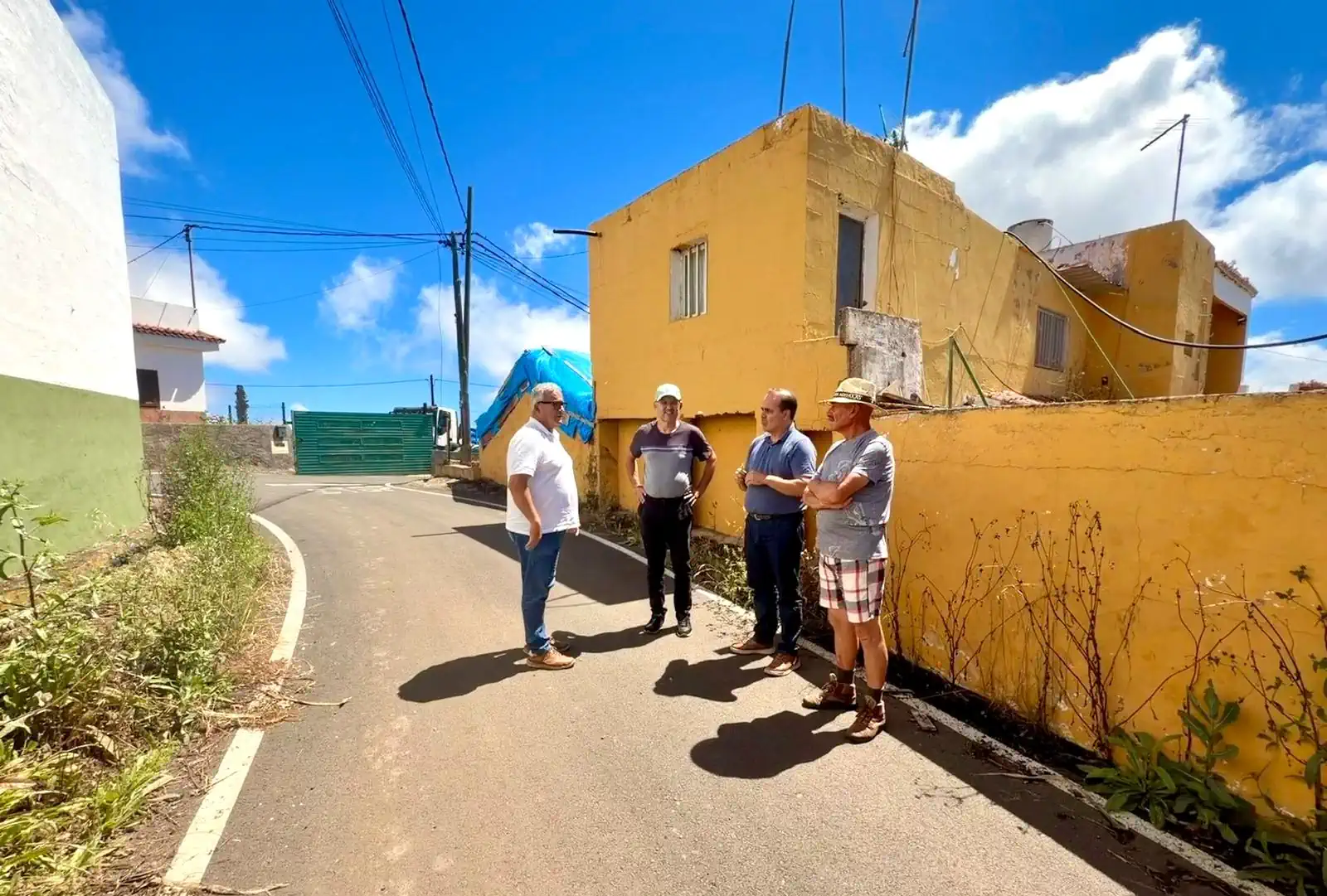 Los Responsables Municipales Durante La Visita A La Peñilla, En Las Medianías Del Municipio.