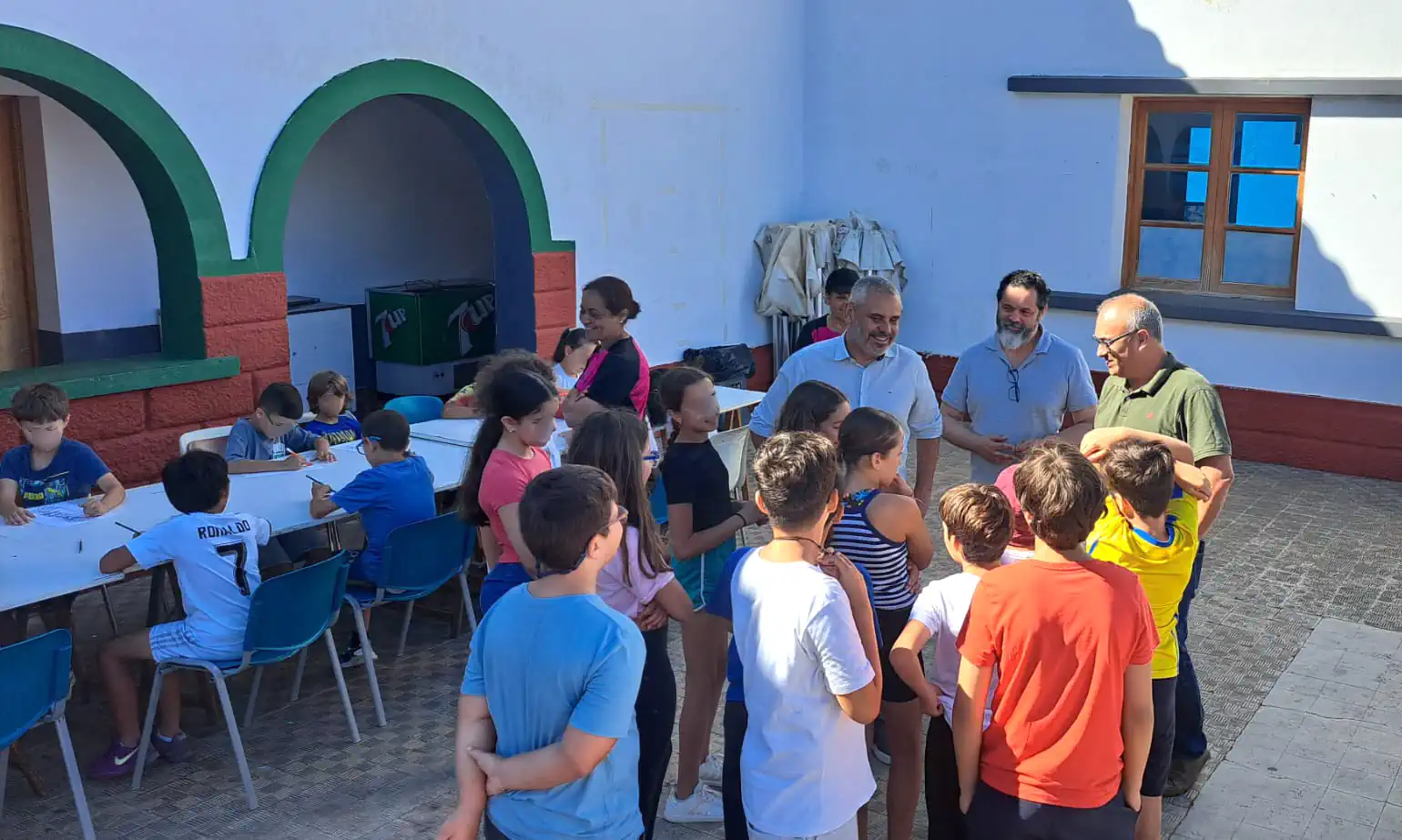 Los Responsables Municipales Junto A Algunos De Los Niños Que Participan En La Escuela De Verano De Este Año