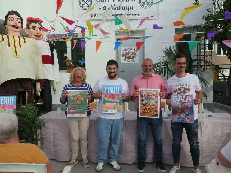 María Rodríguez, En Representación De Las Pregoneras, Nauzet Luján, El Alcalde, Alfredo Gonçalves Ferreira, Y José Carlos Gil, A La Derecha De La Imagen