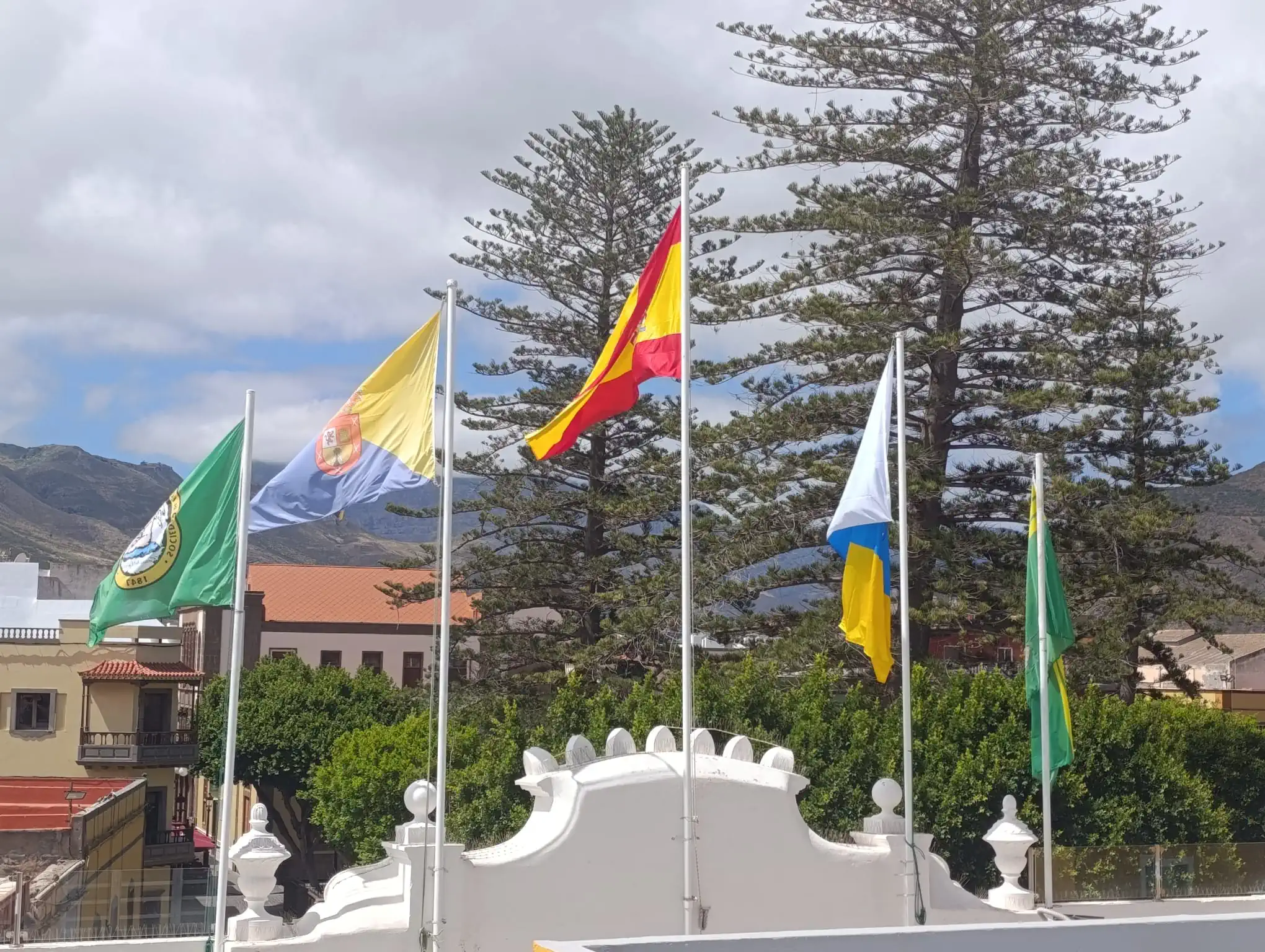 El Casino de Gáldar estrena su bandera institucional en la tradicional izada de enseñas con motivo de su 179º aniversario