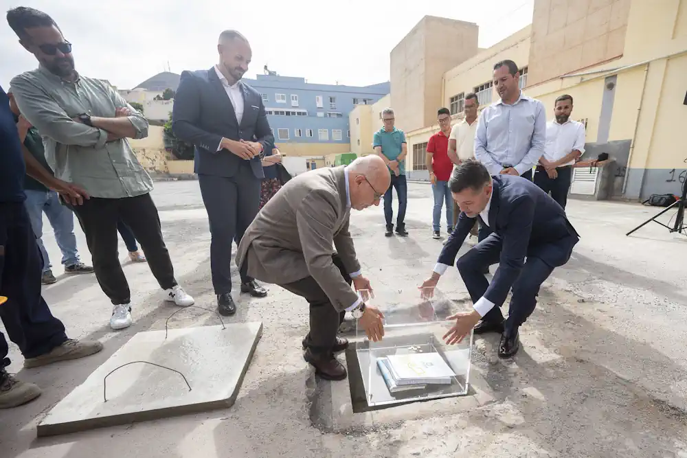 Colocación De La Primera Piedra Del Edificio De Aparcamientos En El Ies Saulo Torón