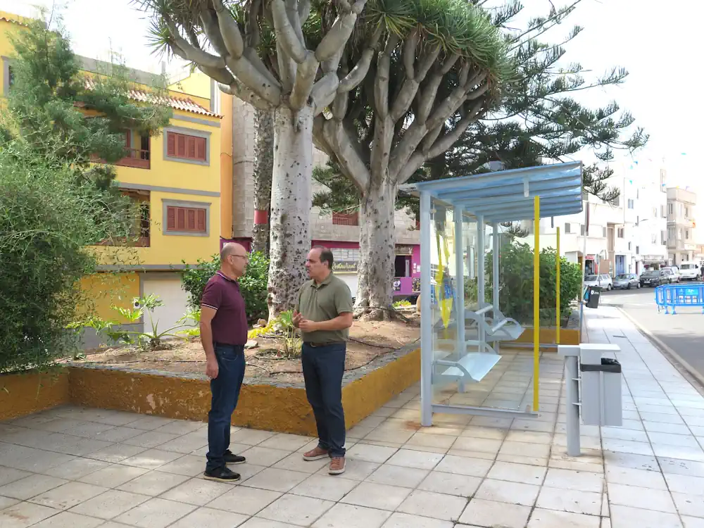 El Concejal De Urbanismo, José Manuel Santana, Junto Al Técnico Municipal, Miguel Quintana, Durante La Visita A La Atalaya Donde Se Instalará Uno De Los Puntos De Recarga