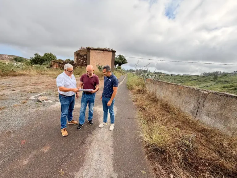 El Concejal De Vías Y Obras, Juan Jiménez, A La Izquierda De La Imagen, Junto A Los Técnicos Del Proyecto, Miguel Quintana Y Carlos Cabrera, Durante La Visita A Verdejo