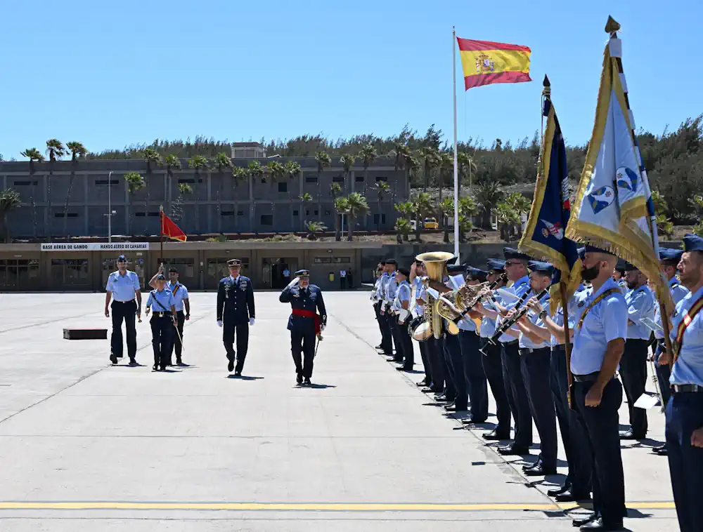 El General Vidal Pasa Revista A La Fuerza Acompañado Del Coronel Abós