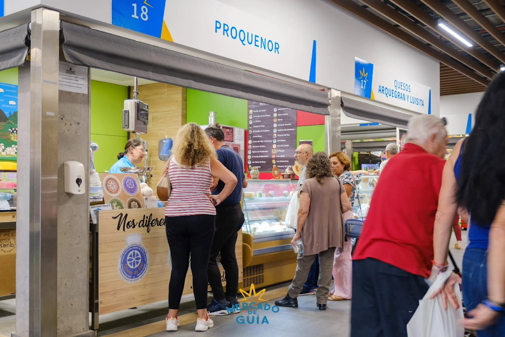 Una amplia variedad de los mejores quesos de Canarias se encuentran en el Mercado de Guía