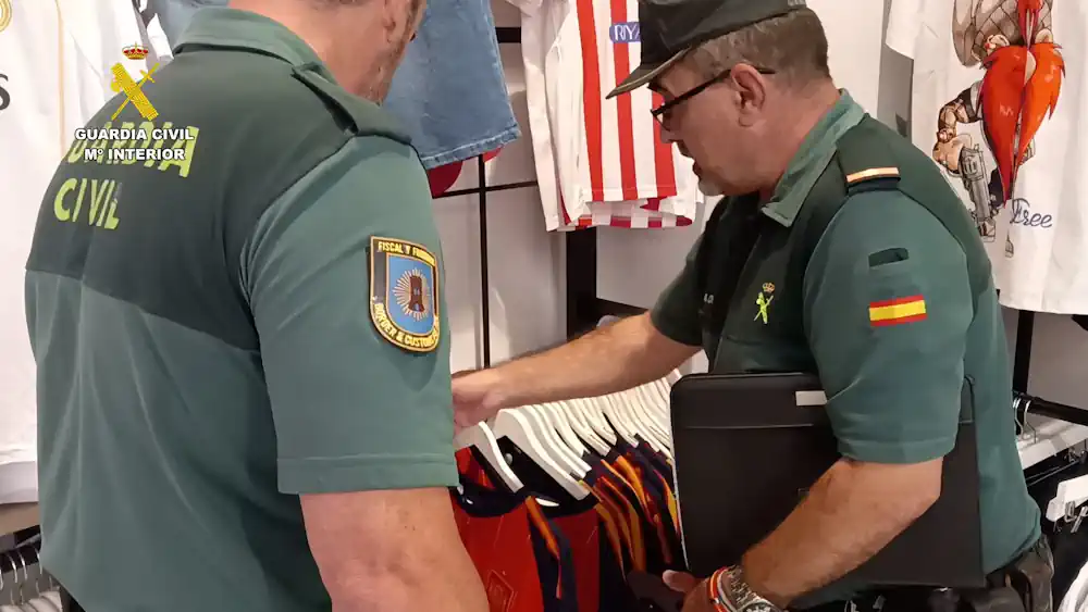 La Guardia Civil interviene más de 1.200 equipaciones deportivas falsificadas vinculadas al Mundial 2026