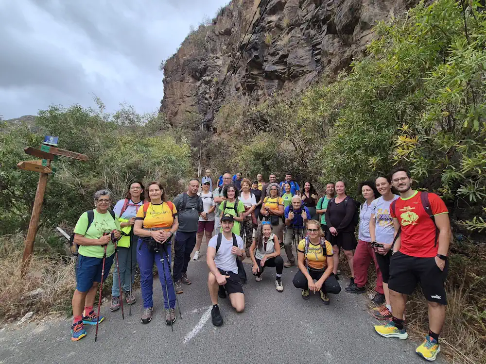 Foto De Familia De Los Participantes En La Tercera Ruta De Senderismo, En La Circular A La Montaña De Guía