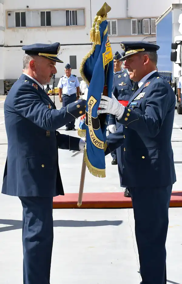 Foto Coronel Forcano (saliente) Le Entrega Guión De La Unidad Al Coronel Centeno (entrante)
