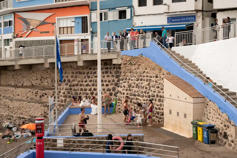 La Corporación Municipal, Sobre El Muro De La Playa De Sardina