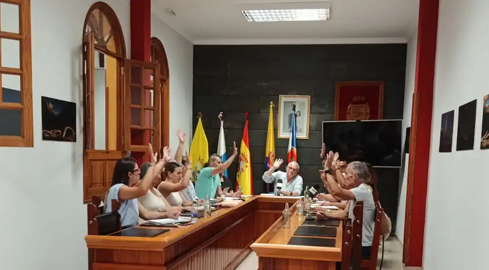 El Pleno de La Aldea de San Nicolás aprueba por unanimidad una moción institucional contra la instalación de macrogranjas marinas en su litoral