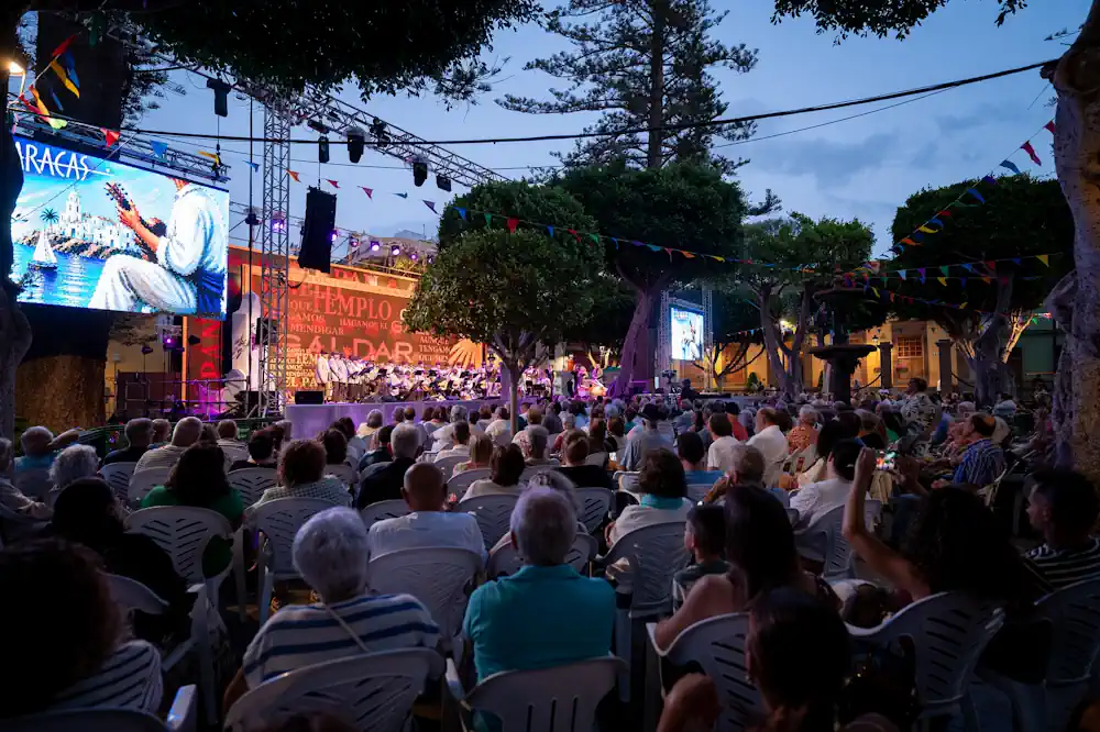 Noche De Folías En La Plaza De Santiago
