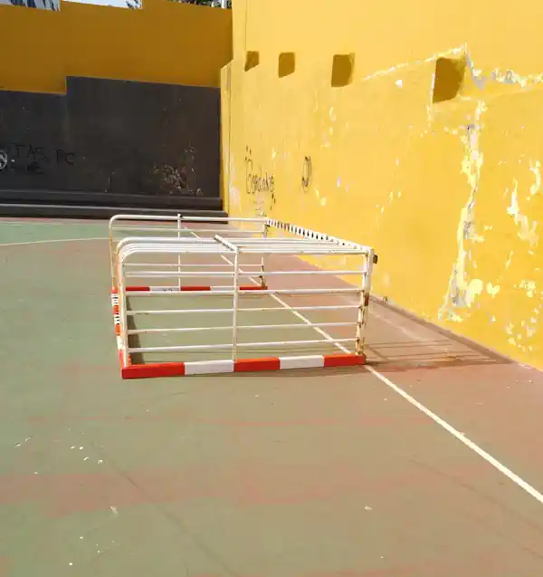 Portería Derribada En La Cancha De La Atalaya