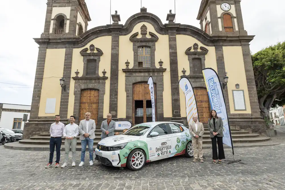 Presentación Del Coche Zero De La Federación Canaria De Automovilismo Hoy Viernes En El Frontis De La Iglesia De Santa María De Guía