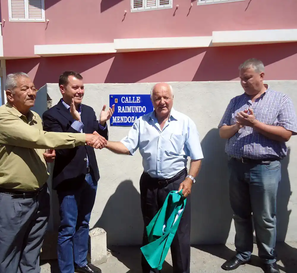Raimundo Mendoza, En El Centro Junto A Teodoro Sosa