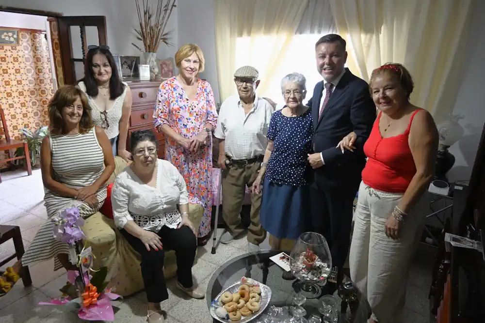 Teodoro Sosa, 2ºd, Y Dolores Delgado, 4ºi, Junto Al Matrimonio Y Su Familia