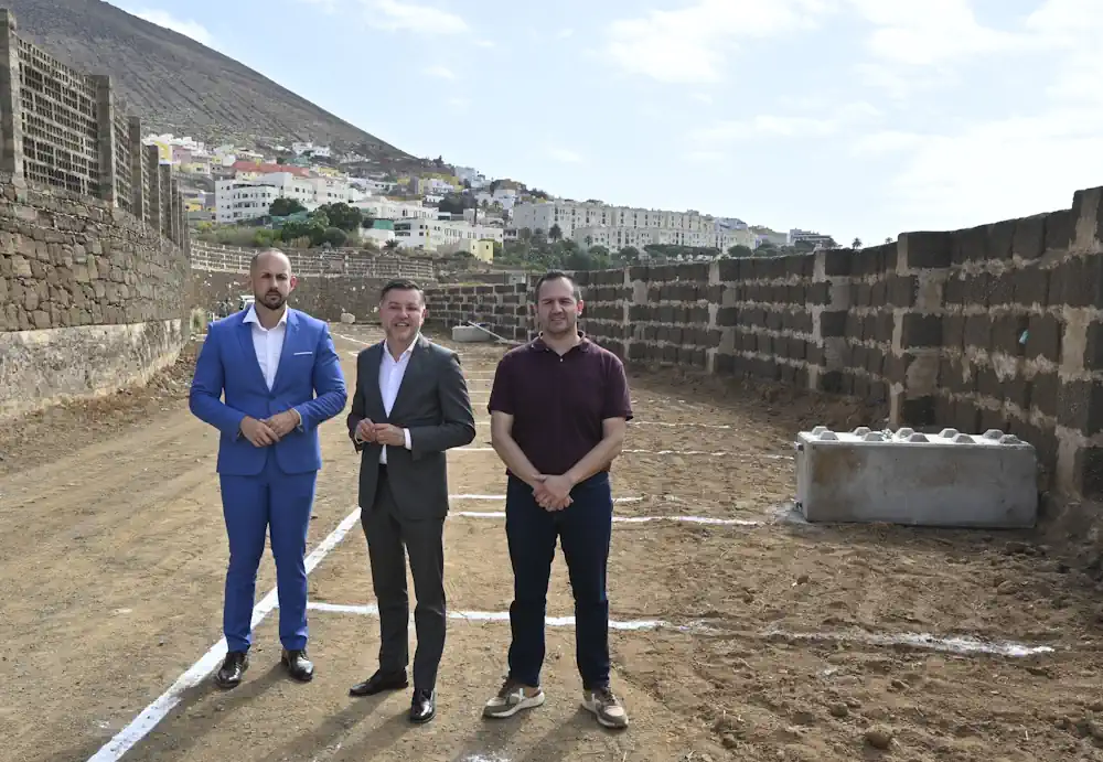 Teodoro Sosa, Julio Mateo Y Heriberto Reyes, En El Nuevo Aparcamiento De La Calle El Burrero