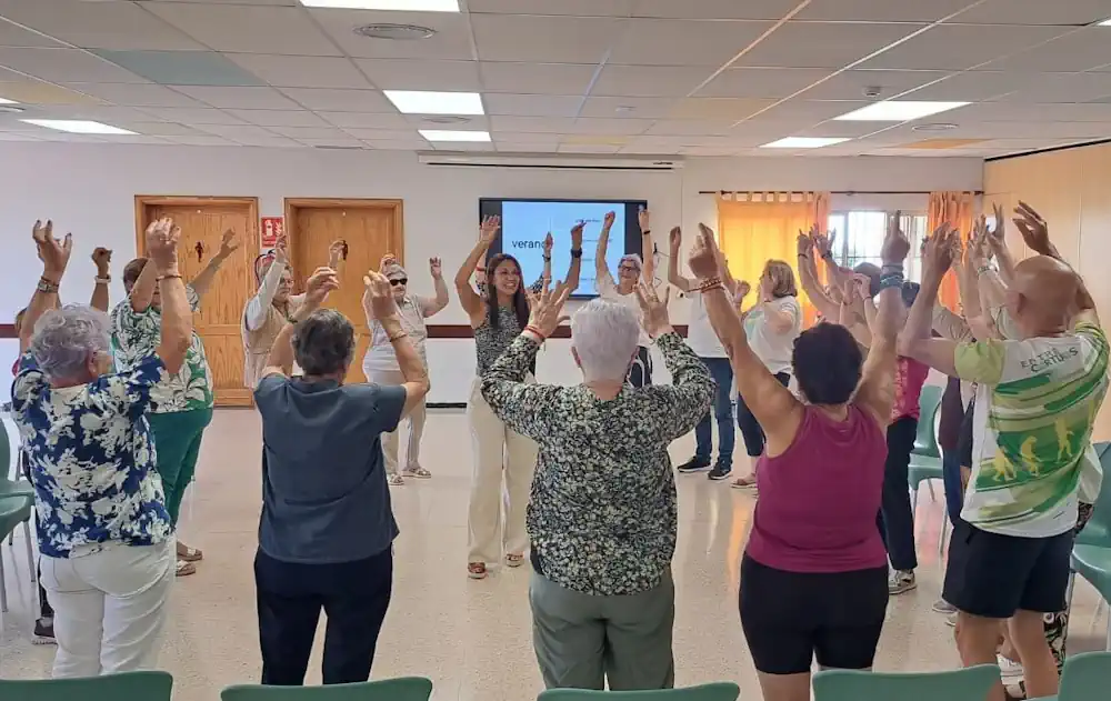 Usuarios Del Centro De Mayores De Guía Durante Una Sesión Del Taller De Estimulación Cognitiva Con La Psicopedagoga Arminda Melián