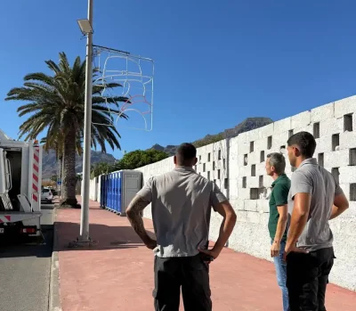 La Aldea de San Nicolás se prepara para sus Fiestas Patronales con la instalación del alumbrado festivo