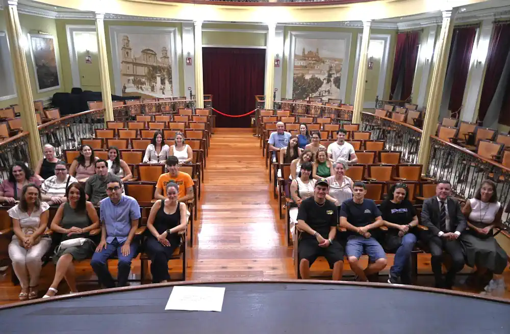 El Teatro Consistorial Con El Alumnado Que Recibio Las Becas De Educacion Junto A Teodoro Sosa Y Rita Cabrera Scaled