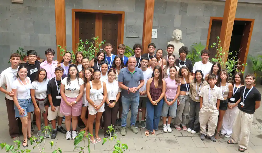 El Alcalde, Alfredo Gonçalves, Junto A Los Jóvenes En El Patio De La Casa De La Cultura