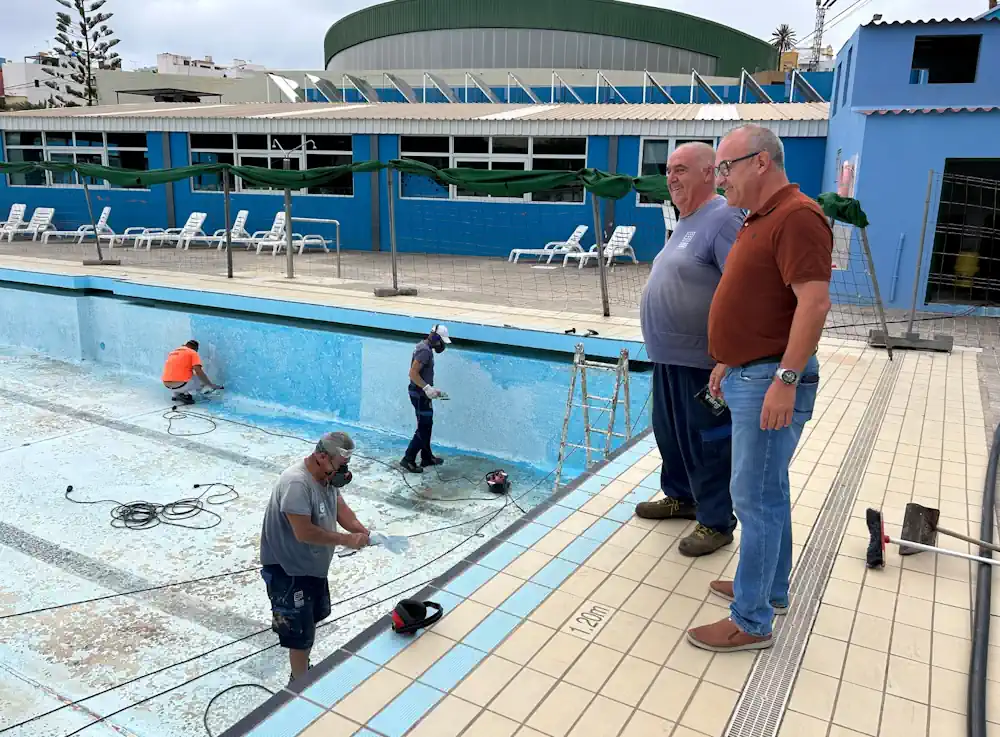 El Concejal De Deportes, Julián Melián, Durante La Visita A Los Trabajos Que Se Están Realizando Para Reabrir La Piscina Olímpica Lo Antes Posible 1