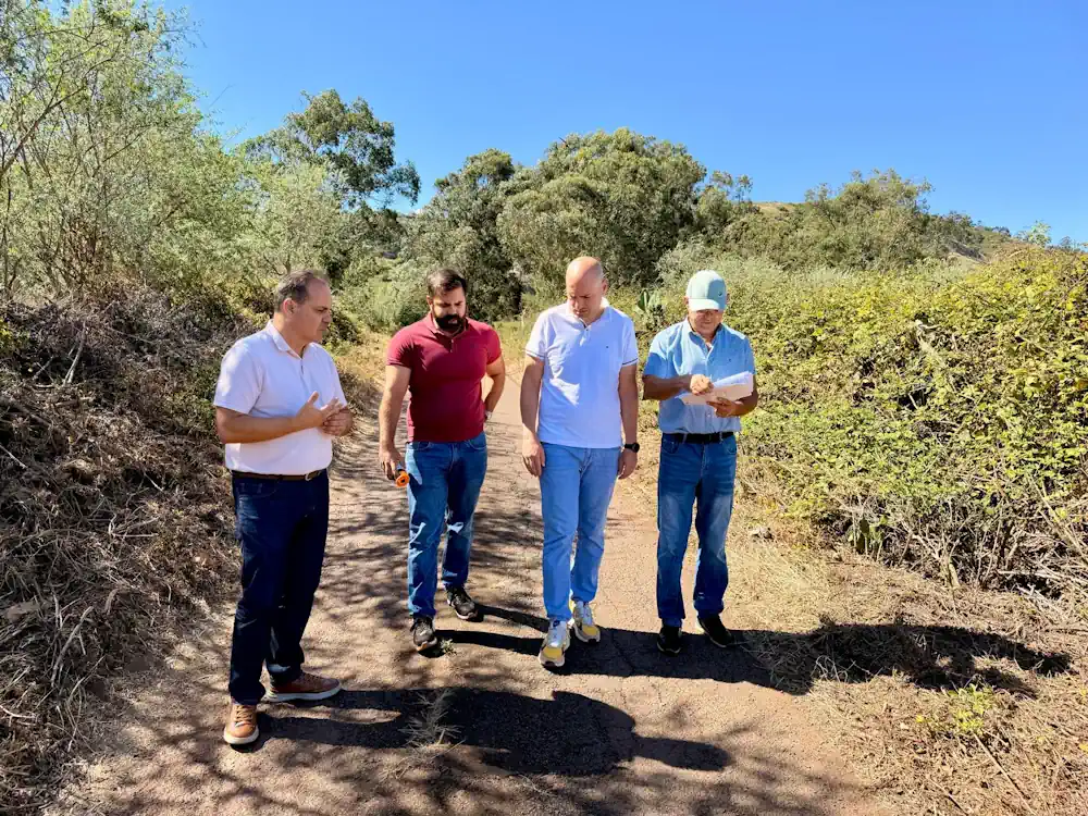 El Concejal De Urbanismo, José Manuel Santana, A La Izquierda De La Imagen, Junto A Los Técnicos Durante La Visita A La Zona En Que Se Ejecutarán Los Trabajos 1