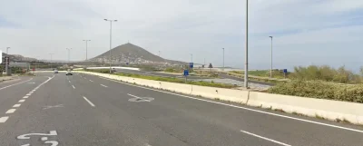 Una joven de 25 años, herida grave tras volcar su vehículo en la GC-2, en Guía