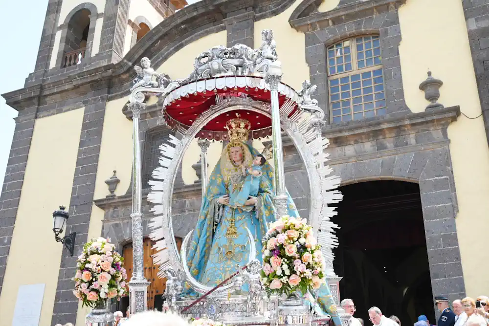 Imagen De Archivo De La Virgen De Guía En El Frontis De La Iglesia En El Día Grande Las Fiestas En Su Honor