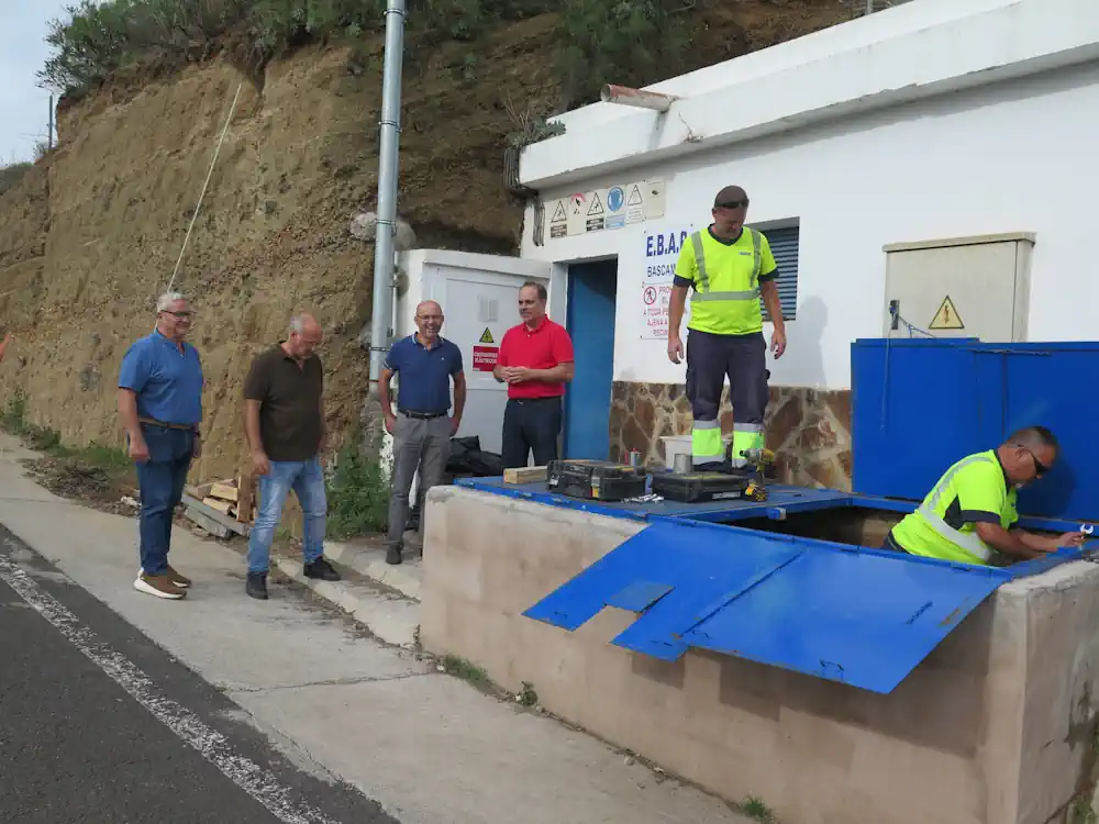 Imagen De Archivo De Una Visita Del Concejal José Manuel Santana A Los Trabajos En La Estación De Bombeo De Bascamao