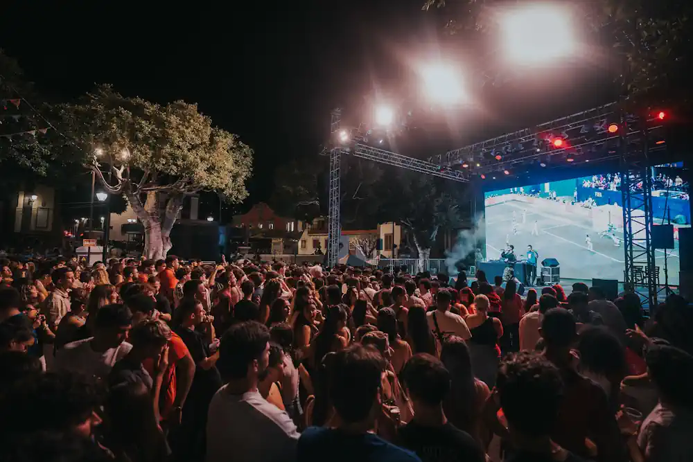 Lleno Absoluto En La Plaza Grande De Guía En La Noche Joven De Las Fiestas De La Virgen 2026
