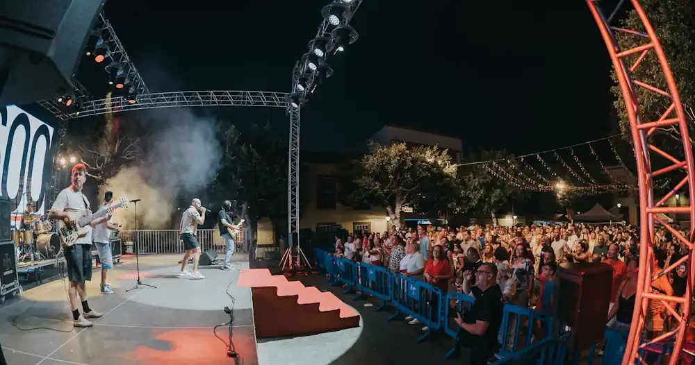 La Plaza Grande vibró con seis horas de música en directo en el ‘De Tardeo en Guía’