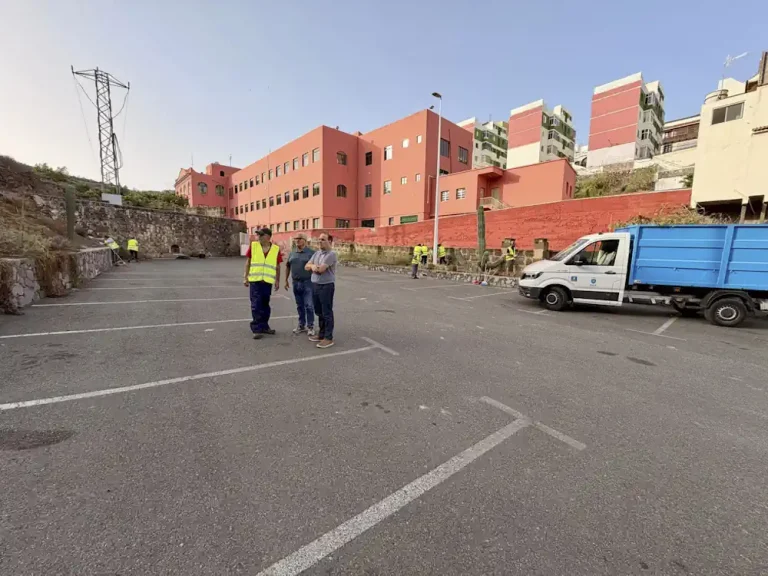 Los Responsables Municipales Durante La Visita A La Zona De Aparcamientos De San Sebastián