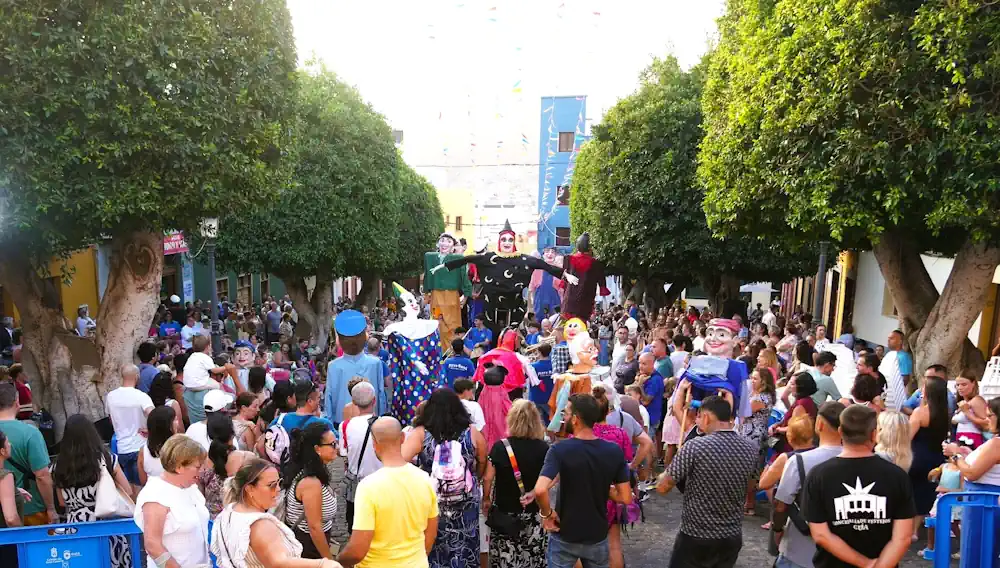Pasacalles De Papagüevos El Pasado Domingo, Día Principal De San Roque, Frente A La Ermita