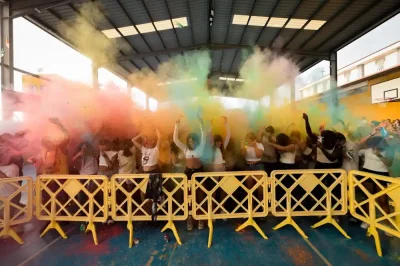 Una marea de jóvenes y color toma Barrial con los Polvos Holi