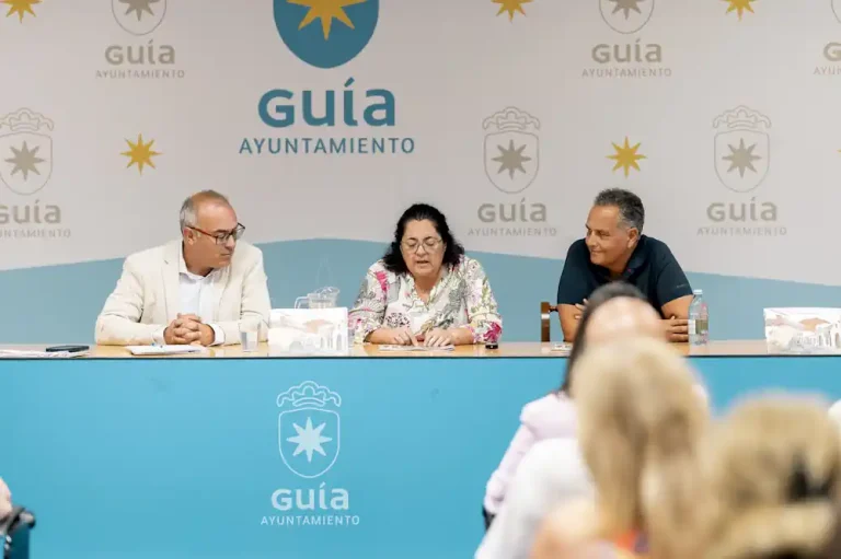 Santiago Gil Y Lorena J. Ossorio Acompañados Por El Concejal De Cultura, Julián Melián, Durante La Presentación Del Cuento Ilustrado Las Cartas De Guía
