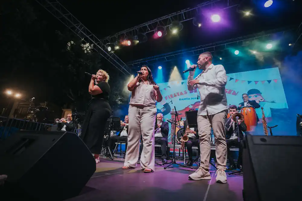 Sara Molina, Adonay Díaz Y María Casal, Los Solistas De Esta Edición, Interpretando Juntos Un Tema Durante La Velada Festiva