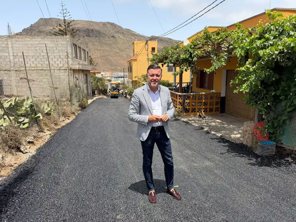 Teodoro Sosa, Alcalde De Gáldar, En El Asfaltado De La Calle Jaramago
