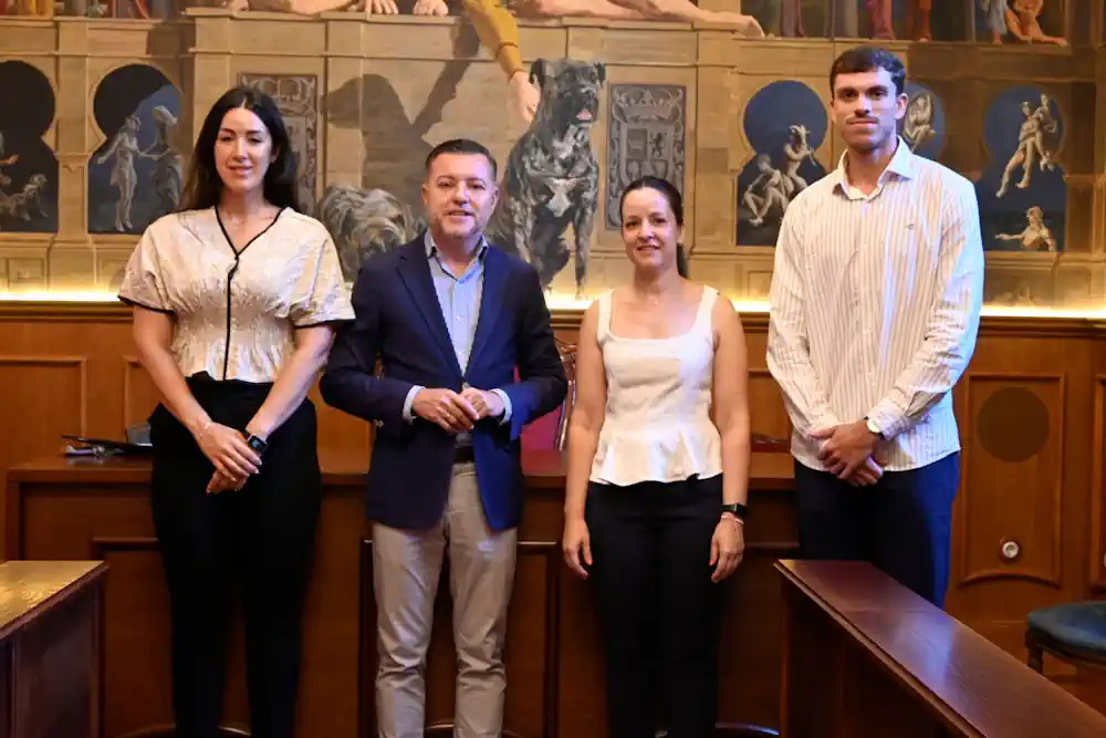 Teodoro Sosa, Alcalde De Gáldar, Y Valeria Guerra, Concejala De Hacienda, En El Centro, Junto A Jordán Jiménez, Nuevo Tesorero, Y María Zarzo, Vicesecretaria