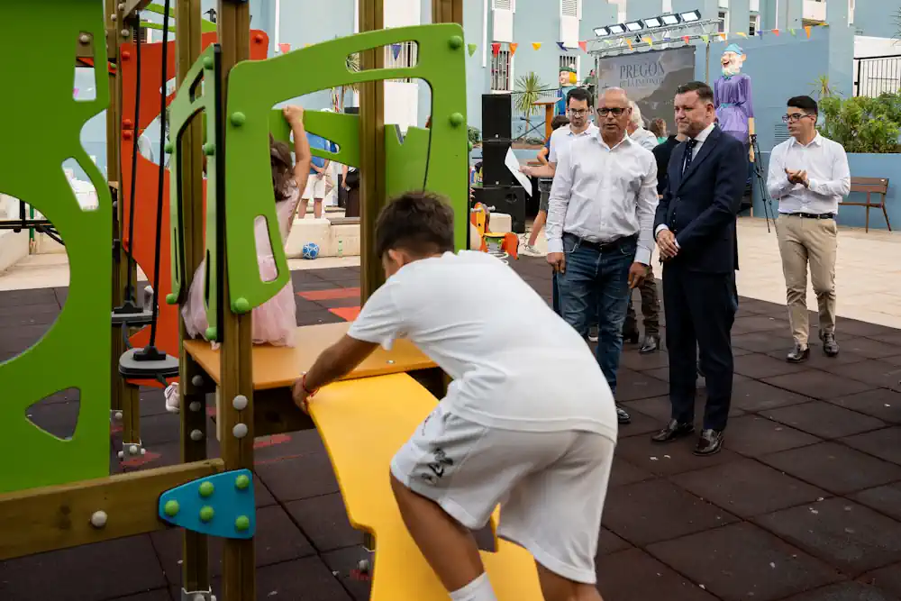 Gáldar inaugura la renovación del parque infantil de La Enconada