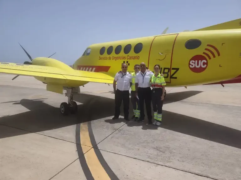 Tripulación Avión Medicalizado Servicio De Urgencias Canario