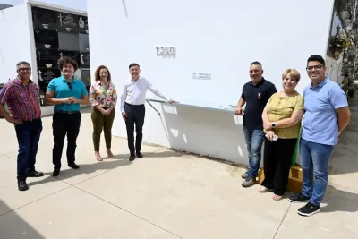 Gáldar habilita mesas de trabajo para la preparación de centros de flores en el cementerio municipal
