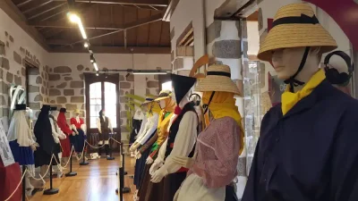 Turismo expone ‘Vestimentas tradicionales del s. XVIII-XIX’ y realiza un pase de trajes