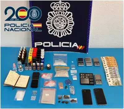 La Policía Nacional desmantela un punto de venta de drogas oculto tras un centro de masajes