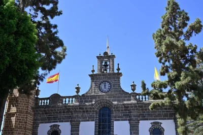 La bandera del Pino ya ondea en lo alto de la Basílica, sin mojarse