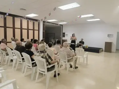 Ruth Martín Rodríguez, concejal del área de Universidad Popular de la SPyd Guía, ultima los detalles de la salida a Castilla y León con el más del medio centenar de personas inscritas