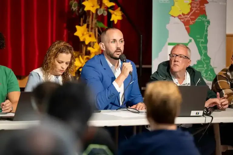 Reunión del Consejo de Barrio de Las Medianías en Saucillo, con representantes municipales y asistentes