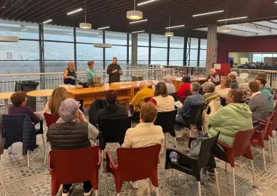 El chef Dany Espinar en el Mercado de Guia junto a los participantes en los talleres celebrados en febrero de ste ano
